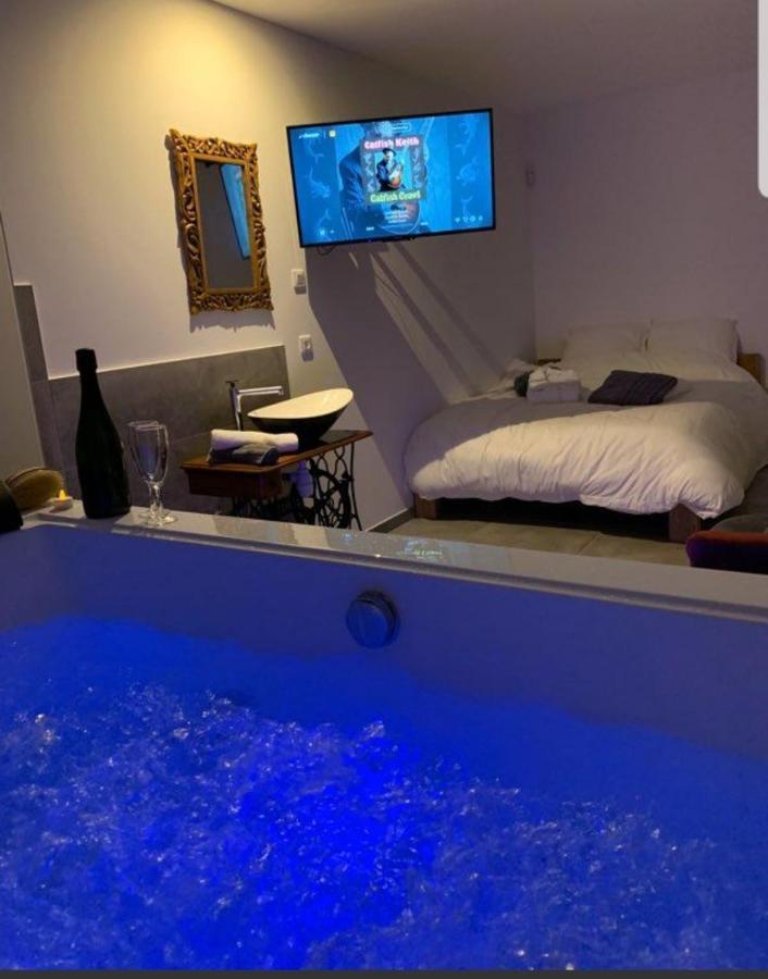 Elle & Lui En Jacuzzi Hotel Bernis ภายนอก รูปภาพ