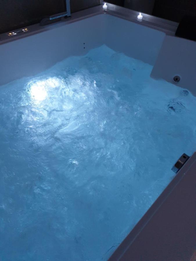 Elle & Lui En Jacuzzi Hotel Bernis ภายนอก รูปภาพ